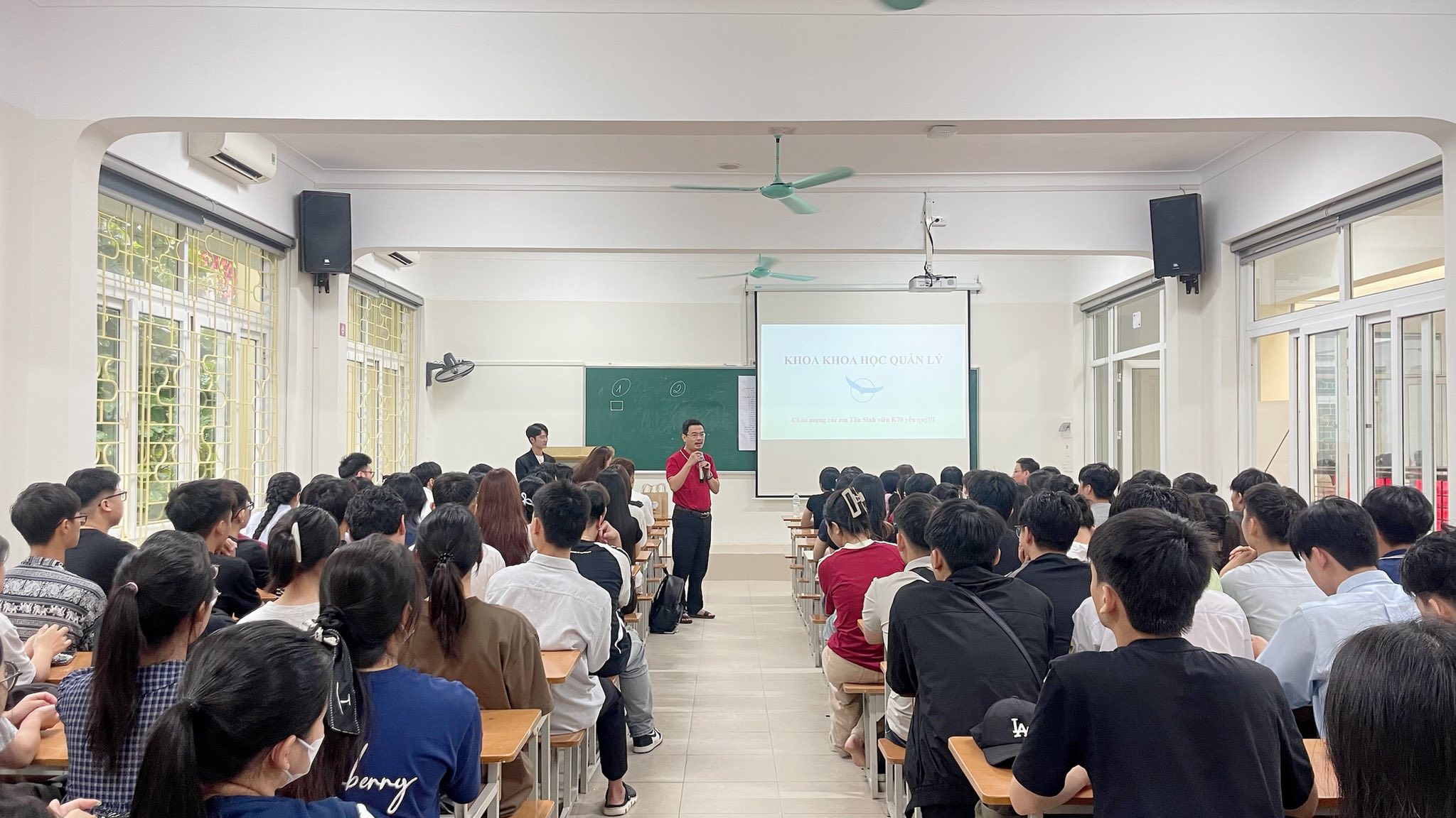 KHOA KHOA HỌC QUẢN LÝ GẶP MẶT TÂN SINH VIÊN K70